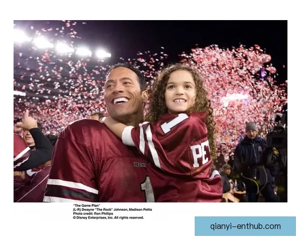 艾维街头激情演讲手持麦克风大胆表达观点引发路人热烈关注