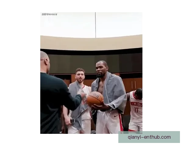 火箭更衣室狂欢泼水庆祝杜兰特超越乔丹 赤膊领取比赛用球激情满场